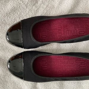 Ladies Munro black flats